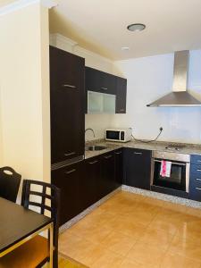 Kuchnia lub aneks kuchenny w obiekcie Hotel AV Apartamentos Lobios