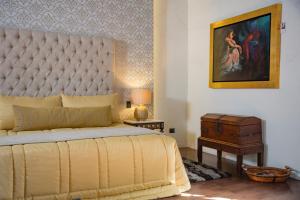 - une chambre avec un grand lit et une peinture murale dans l'établissement Casa Barroca, à Puebla
