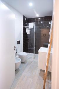 ein Bad mit einem WC, einem Waschbecken und einer Dusche in der Unterkunft Aveiro 5 Estrelas in Aveiro