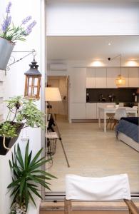 een woonkamer en eetkamer met uitzicht op een keuken bij Aveiro 5 Estrelas in Aveiro