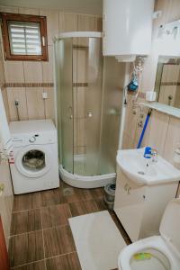 索科礦泉村的住宿－Vila Dinka，小型浴室设有洗衣机和水槽。