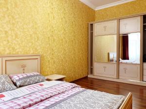 Un pat sau paturi într-o cameră la Classic apartment in Deribasovskay