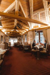 מסעדה או מקום אחר לאכול בו ב-Zermatt Budget Rooms