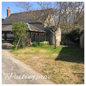 CourbouzonにあるLe gîte du Lavoir - Les gîtes de joséphineの道路横のガゼボ付き家