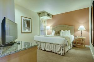 Seventh Mountain Resort tesisinde bir odada yatak veya yataklar