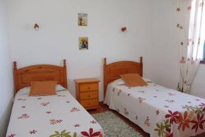 2 nebeneinander sitzende Betten in einem Schlafzimmer in der Unterkunft Apartamentos Finca Casa Jardín in Tijarafe