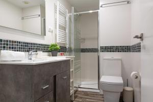 Ein Badezimmer in der Unterkunft 2Bedroom Duplex in Hortaleza Near Metro