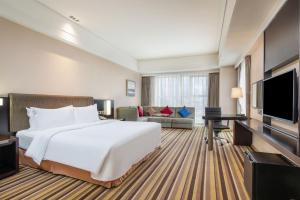 A bed or beds in a room at Holiday Inn Express Shenyang Golden Corridor, an IHG Hotel