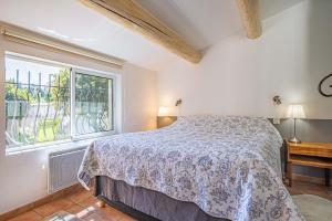 1 dormitorio con cama y ventana en La Roubine, Velleron, en Velleron