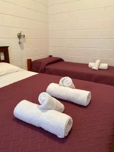 Dos toallas en una cama en una habitación de hotel en Casa Nuova Depto CERO en Villa María