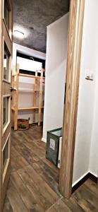 Zimmer mit Holzboden und Tür in der Unterkunft Chata Gabika in Košice