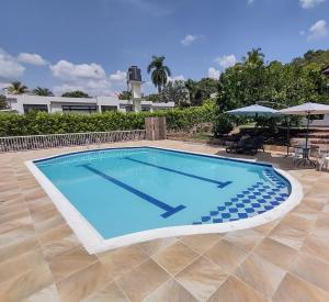 a swimming pool with blue water in a yard at CASA QUINTA BENDITO PARAÍSO in Melgar