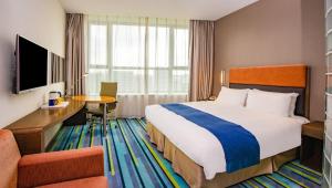 A bed or beds in a room at Holiday Inn Express Weihai Hi-Tech Zone, an IHG Hotel