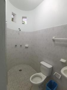 La salle de bains est pourvue de toilettes et d'un lavabo. dans l'établissement Hotel Gamito, à Puerto Escondido