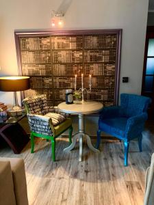 Habitación con mesa, 2 sillas y lámpara. en Luxury Lake House & Glamping en Teşila