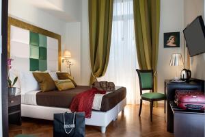 ein Schlafzimmer mit einem Bett, einem Stuhl und einem Fenster in der Unterkunft DVE Suite Rome in Rom