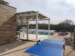 Bordtennis på Villa STELLA - Pomer,Istria - heated pool, jacuzzi, sauna, bbq & table tennis near the beach eller i nærheten