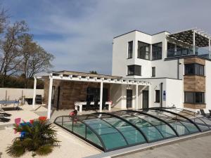 Bassenget på eller i nærheten av Villa STELLA - Pomer,Istria - heated pool, jacuzzi, sauna, bbq & table tennis near the beach