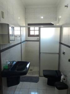 a bathroom with a sink and a toilet at Casa com 6 quartos e confortável próxima ao Santuário in Aparecida