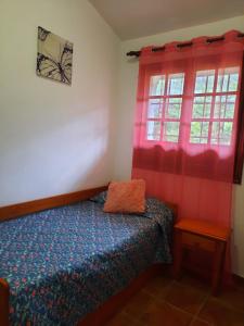 1 dormitorio con cama y ventana en MI CUMANESA, en La Frontera