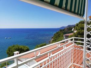 uma varanda com vista para o oceano em Casa sul mare em Acciaroli