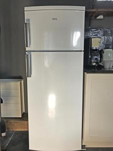 um frigorífico branco numa cozinha em Waterside House # Opperdoes em Opperdoes
