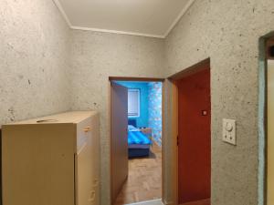 une chambre avec un réfrigérateur et une chambre avec une autre chambre dans l'établissement Modern cozy apartment, à Niš
