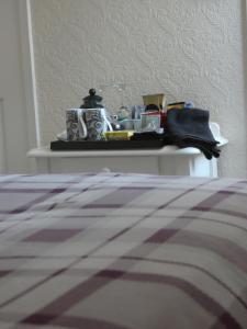 Una cama con una mesa con lacitos. en White Rose, en Windermere