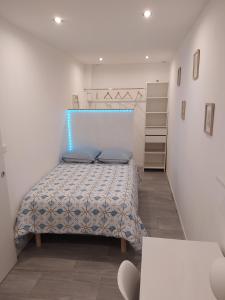 モレにあるLAN'ApparTのベッドルーム1室(青いヘッドボード付きのベッド1台付)