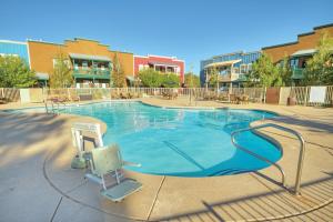 una gran piscina en un complejo de apartamentos en WorldMark Bison Ranch en Overgaard