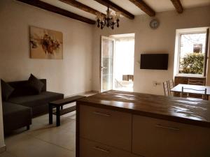 Televízia a/alebo spoločenská miestnosť v ubytovaní Gecko Apartment