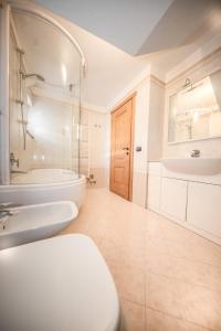a bathroom with two sinks and a tub and a toilet at Baita Kate in Livigno +74 photos