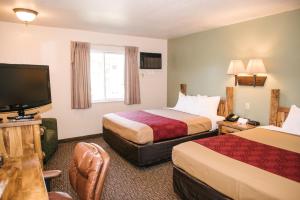 Un pat sau paturi într-o cameră la Econo Lodge, Downtown Custer Near Custer State Park and Mt Rushmore