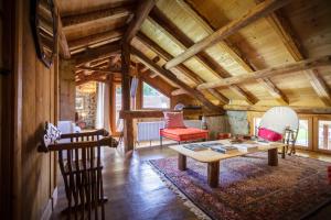 a living room with a table and a chair at La Pita Guesthouse in Cancellade