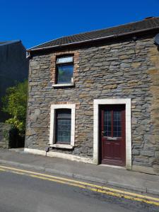 Gallery image of Old Road Cottage Pet Friendly Outdoors Beaches in Neath