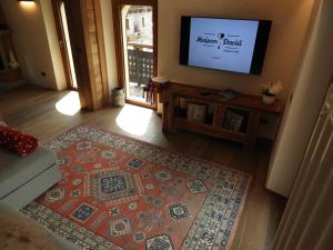 un soggiorno con TV e tappeto di MAISON DAVID - da Nonno Carlo 0034 a Cogne