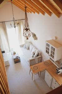 uma sala de estar com uma mesa e um sofá em Samothrakis Michelangelo 101 Luxury apartment em Samotrácia