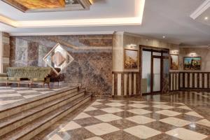 vestíbulo con sofá y suelo de tablero de ajedrez en Luxury center apartments in Grand Karavel, en Varna
