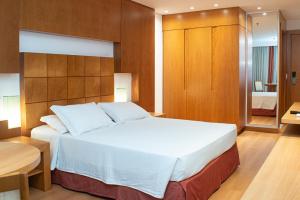 Llit o llits en una habitació de Mar Palace Copacabana Hotel