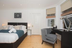 1 dormitorio con cama, escritorio y ordenador en Spacious Apartments, en Bath