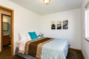 una camera bianca con un letto di 8639 Ustick a Boise