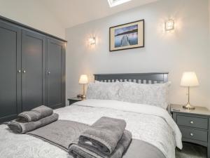 sypialnia z dużym białym łóżkiem z 2 lampami w obiekcie The Old Hayloft w mieście Keswick