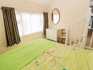 En eller flere senge i et værelse på Lyndhurst Cottage