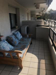 - un balcon avec un canapé et une télévision dans un bâtiment dans l'établissement Perfect apartment near Port Aventura, beach, à Salou