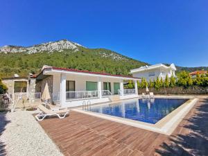 Villa con piscina y casa en Villa Albina, en Uzumlu