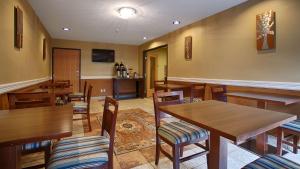 A restaurant or other place to eat at Best Western Alexandria Inn