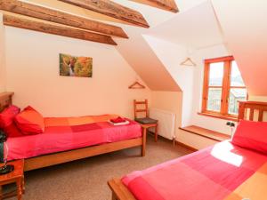 A bed or beds in a room at Bugaboo Cottage