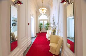um corredor com um tapete vermelho e um tapete vermelho em Self Check-in Hotel Odeon em Viena