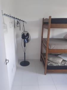 Una cama o camas cuchetas en una habitación  de apê em Martin de Sá - Caragua