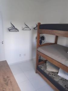 Una cama o camas cuchetas en una habitación  de apê em Martin de Sá - Caragua